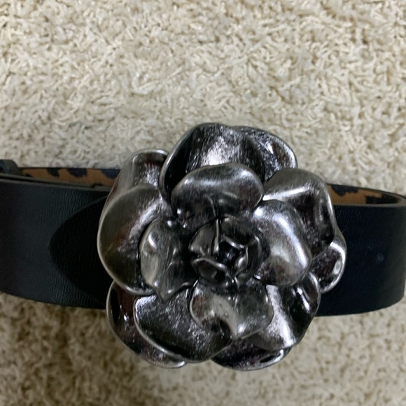 BETSEY JOHNSON BLACK SILVER HEAVY ROSETTE BUCKLE BELT LEOPARD INSIDE BELT SZ S - Picture 1 of 14